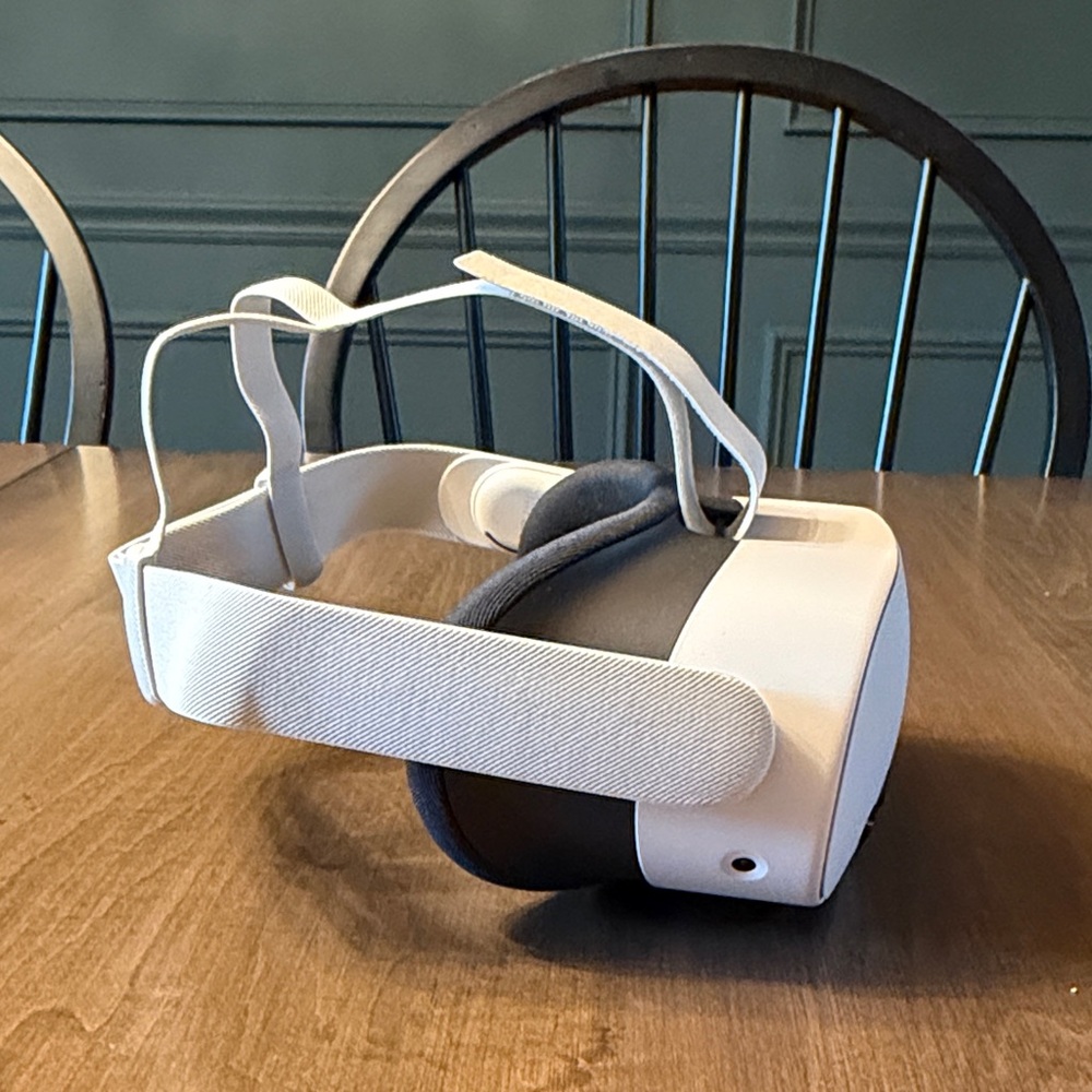 META QUEST 3S VR HEADSET - CONTROLLERS, CHARGER, AND TRAVEL CASE INCLUDED - Picture 3 of 6